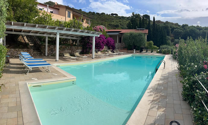 La Piscina del Residence Le Solane